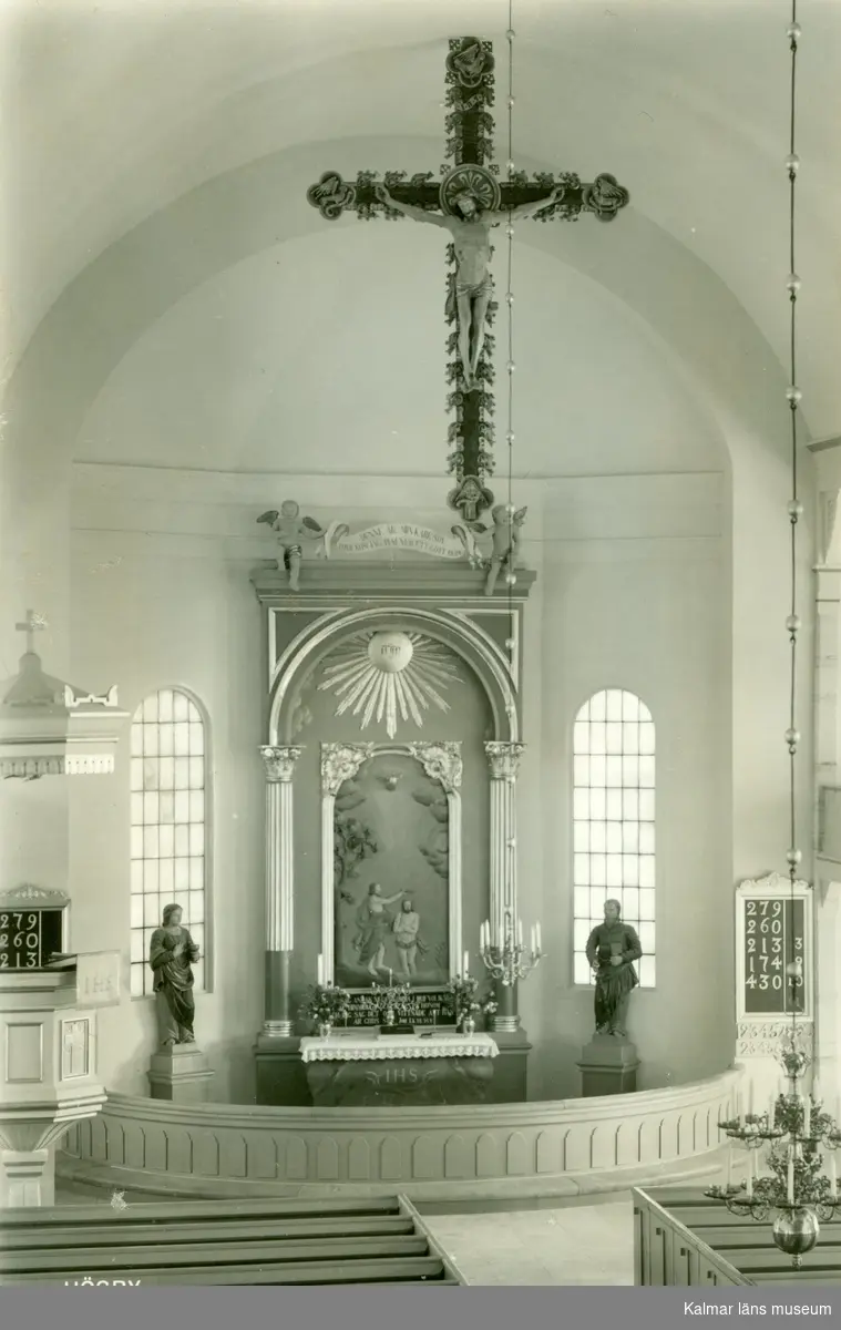 Interiör från långhuset i Högby kyrka.