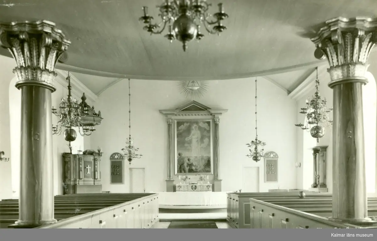 Interiör mot altaret i Segerstads kyrka.