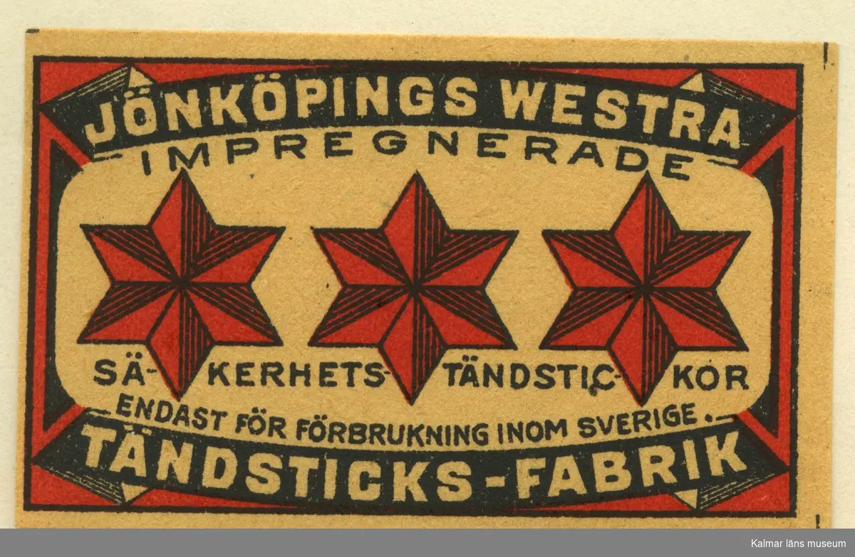Tändsticksetikett från Mönsterås Tändsticksfabrik, "Jönköpings Westra impregnerade säkerhets-tändstickor"


Mönsterås har haft två tändsticksfabriker. Den första var Rosendahlsfabriken som anlades 1869 av apotekare Götvid Frykman (1811-1876). Frykman bodde i Kalmar och innehade apoteket i Borgholm 1842-1864. Fabriken lades ner 1887 men 1892 anlades en ny fabrik av Ernst Kreuger och hans bror Fredrik i London under firma E & F Kreuger i Kalmar. Detta skulle bli inledningen till Kreugerepoken inom den svenska tändsticksindustrin..

Under 1800-talet  tillverkades vid fabrikerna i huvudsak svaveltändstickor för export. Genom att också fosfor ingick i tändsatsen var de lättantändliga och orsakade ofta små bränder inom fabriken. Stickornas isättning i ramar gjordes för hand och var hälsovådlig för arbetarna, varför de måste passera vakten till tvättrummet som såg till att alla tvättade händerna före måltid och vid arbetets slut. Fosforångorna var också mycket skadliga särkilt för personer med dåliga tänder.
Frykman som ägde Rosendahlsfabriken, sålde den till A M Lindqvist från Mönsterås. Lindqvist utökade rörelsen avsevärt, men tillverkningen omfattade bara fosfortändstickor. Mönsterås Tidning skriver i en artikel 1882 att fabriken hade 120 anställda och att priserna låg under Jönköpings. Efter konkursen 1887 lades fabriken ner.

(Uppgifterna hämtade från http://thoresmatches.se/tandsticksfabriker/monsteras_tandsticksfabriker.htm)
