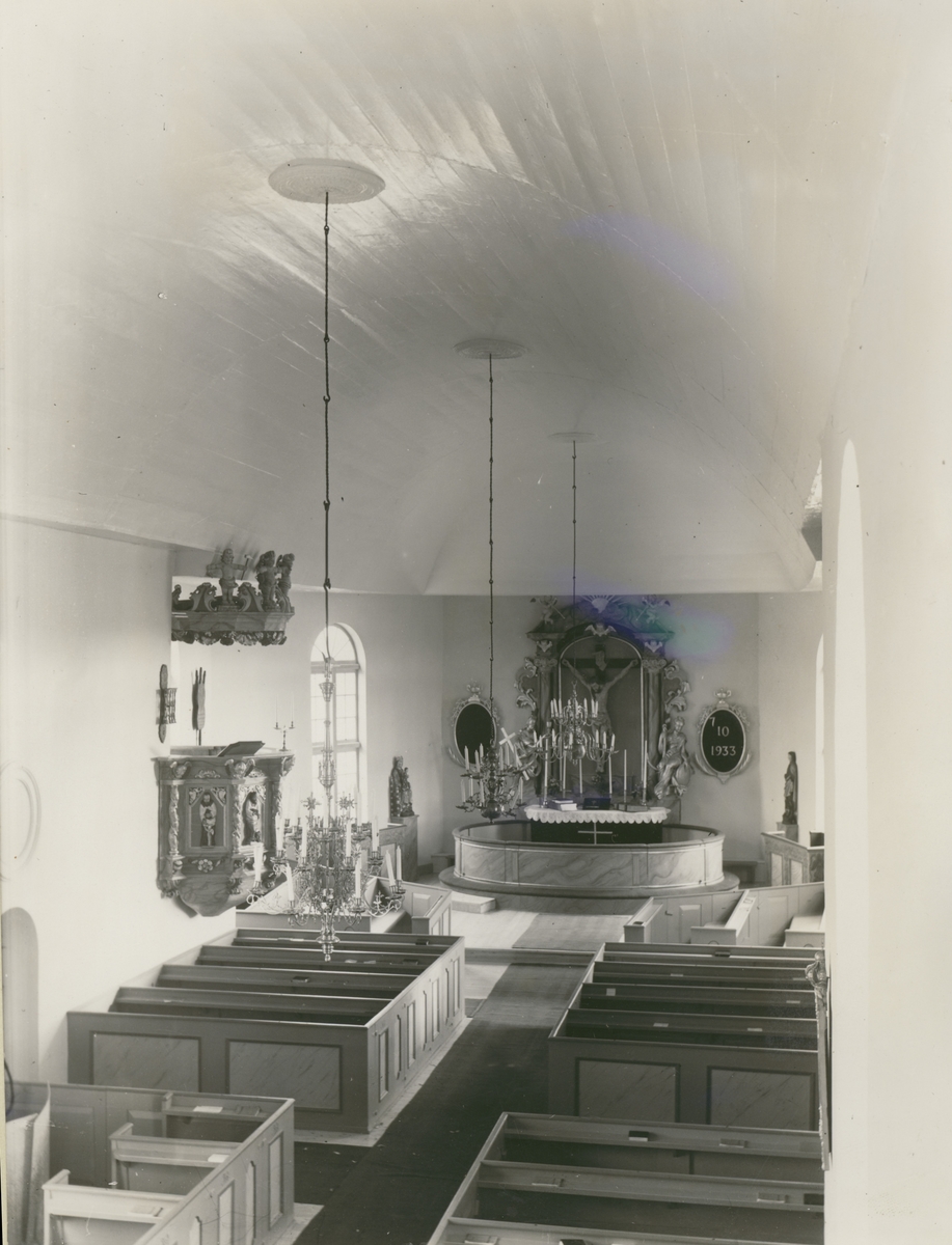 Långhuset i Tveta kyrka efter restaureringen 1933.