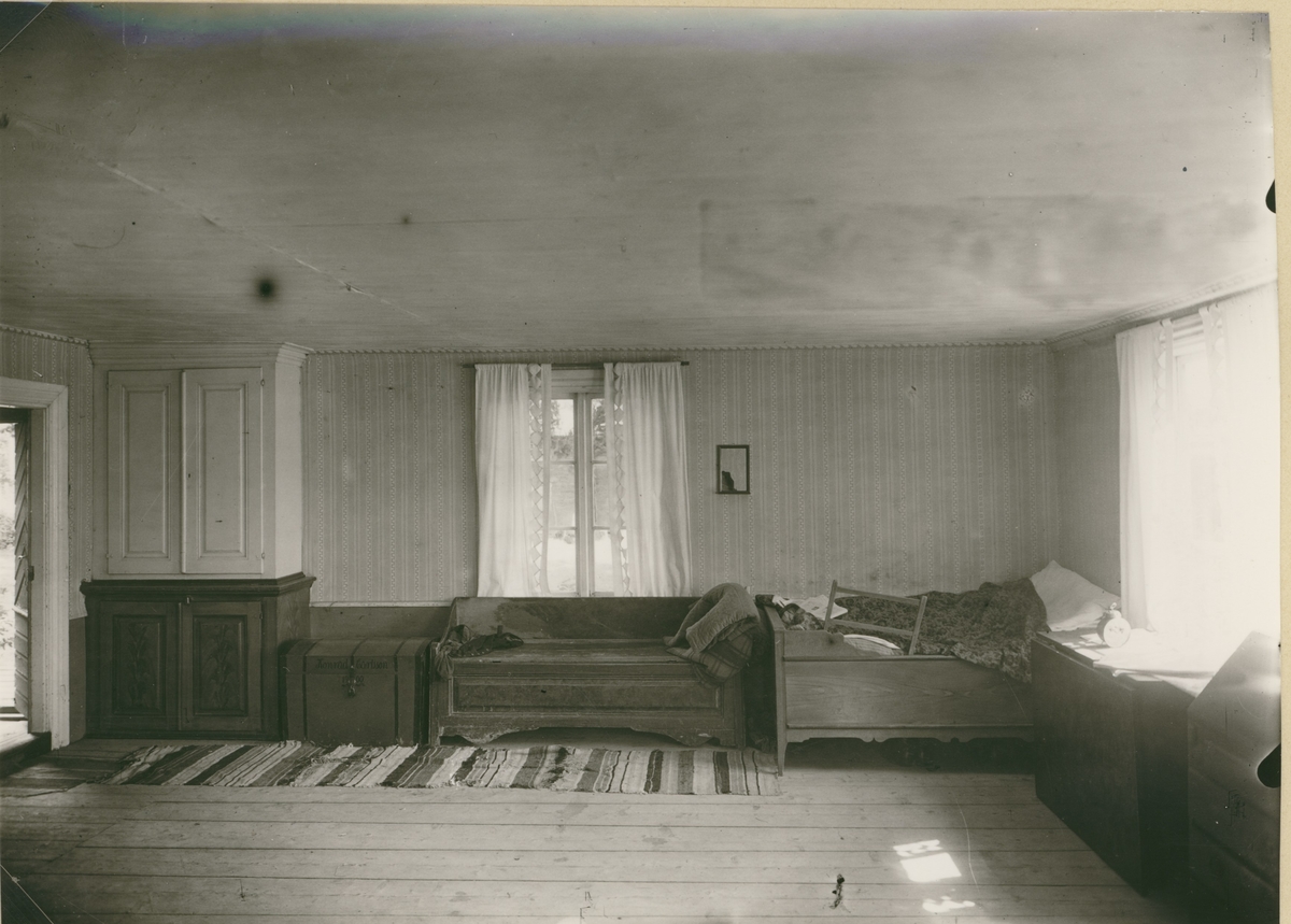 Interiör från den så kallade Oppgården Flygeln: Stora rummet med gammal möblering. Observera sänghästen.