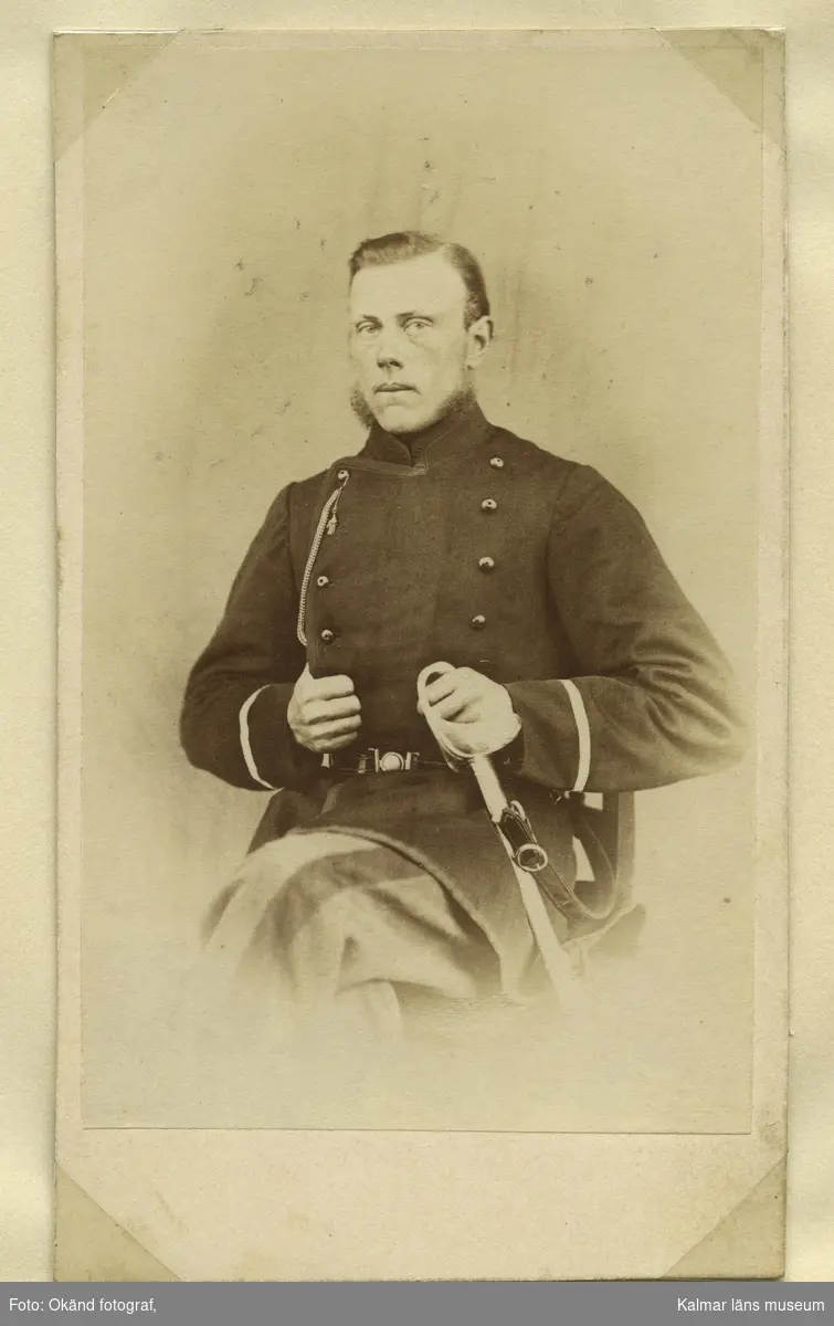 C. N. Svensson ifrån Bottorp, Vassmolösa. Han är iklädd militäruniform och håller i en sabel.