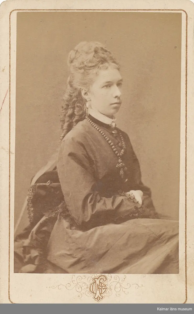 Handskriven text på fotots baksida: "Henriette Lönngren 1873. Julafton 1873."