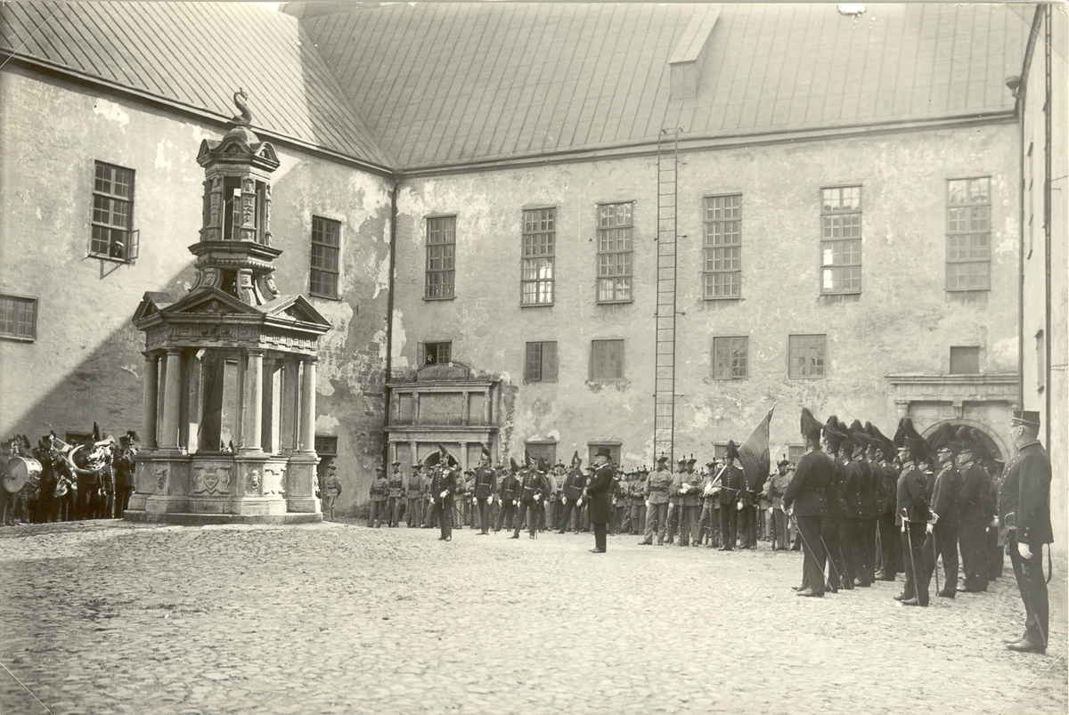 Borggården med brunn och soldater på Kalmar slott. Parad.