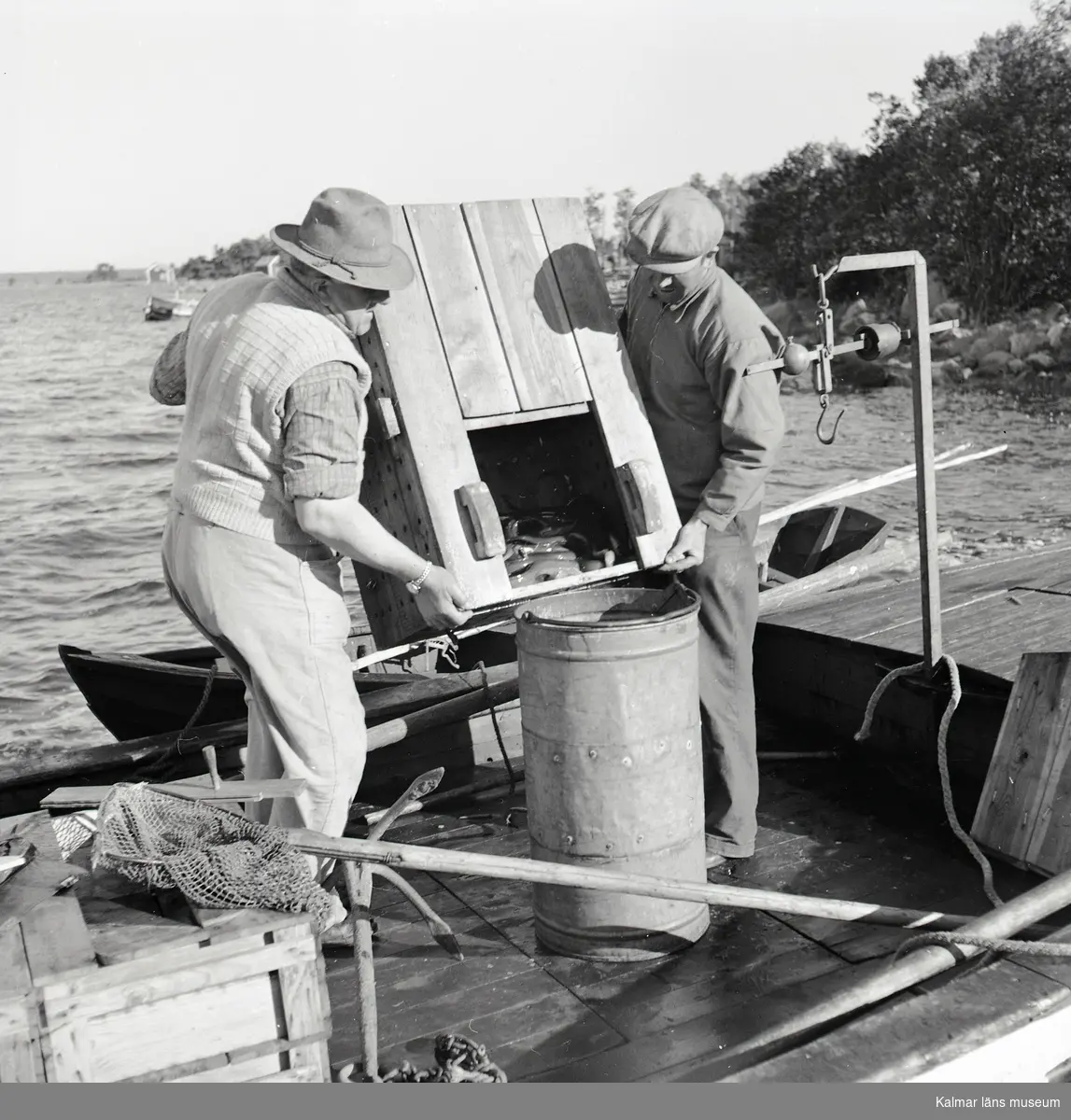 Fiskhandlare Johannes Olsson väger ål vid Liljegrens brygga.