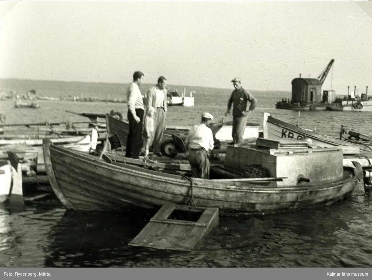 Hamnen färdig 1951. Fiskebåt med ålsump. Fiskarna Börjesson och Gösta Rydenberg (tvåa från vänster)