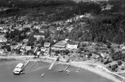 Oversiktsbilde fra Skjærhalden, Kirkeøy på Hvaler 1949. Flyf