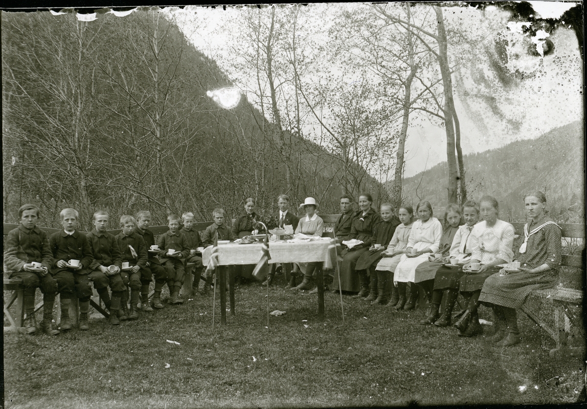 Skuleavslutning ved Dølven skule, 1921.