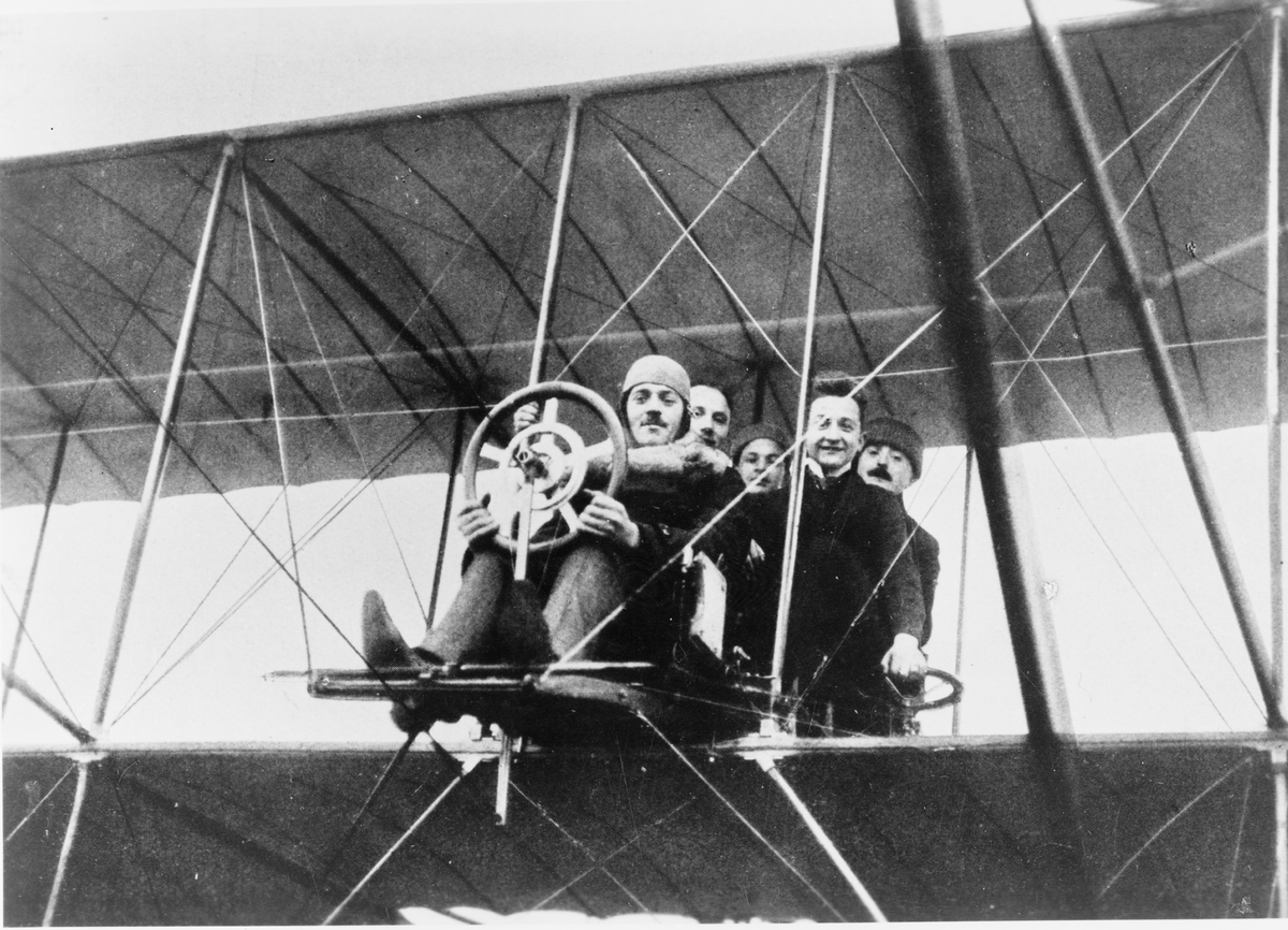 Världsrekordet för flygning med 4 passagerare togs den 7 december 1910 av tysken Simon Brunnhuber i ett Albatros-Farmanplan. Höjd 20 meter över marken!