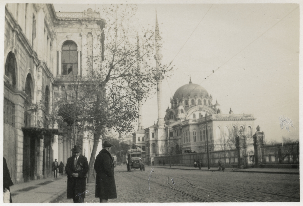 Nusretiye-moskén i Istanbul. Bilden har uppenbarligen tagits då Gunvald Berger deltog i pansarkryssaren FYLGIAs långresa
1925-1926, som gick till bl a Istanbul.