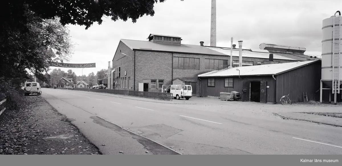 Vy med vägen och glasbruket till höger. 
Foto :den 28/9 1989