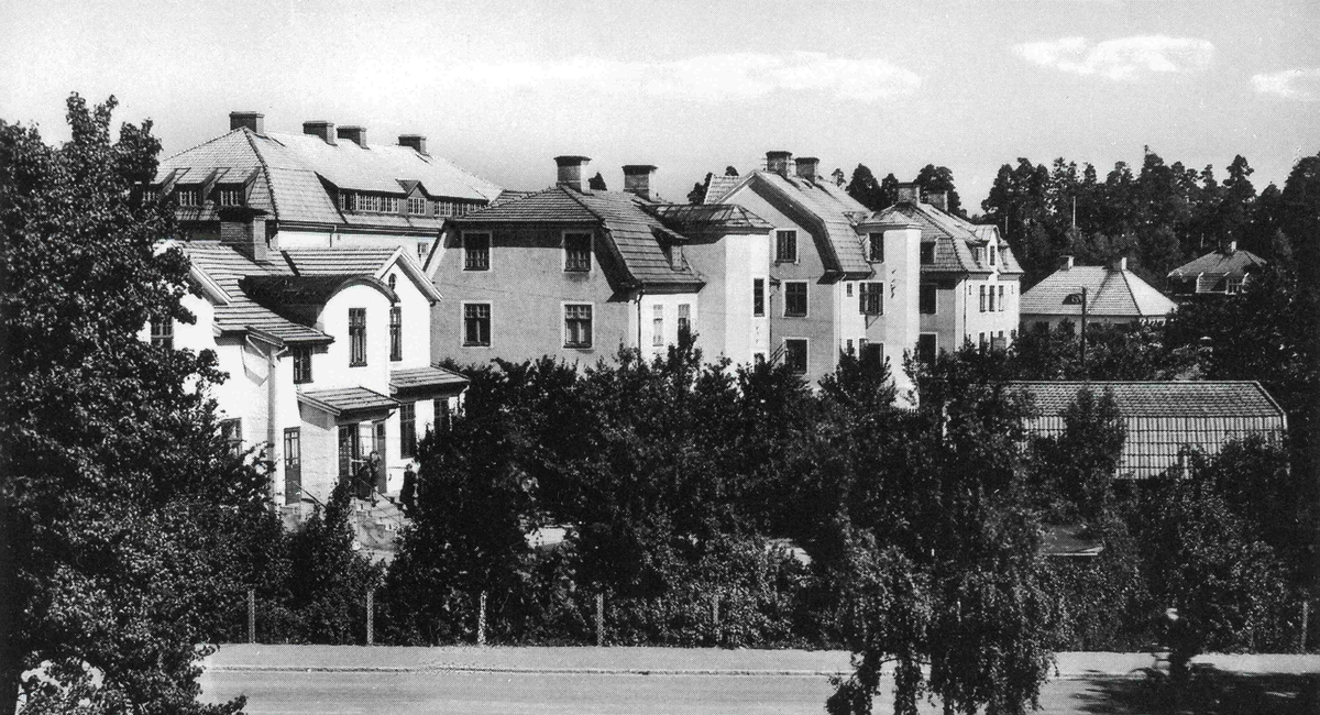 Gårdssidan av husen längs med Olofsgatan i Nybro.