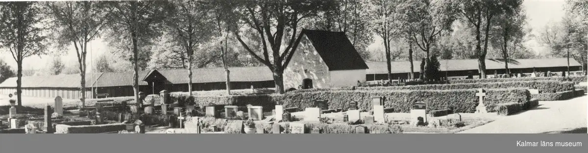 Panoramabild från Madesjö kyrkogård med bårhuset och kyrkstallarna.