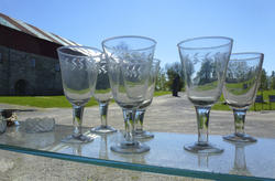 blanke glass med fasettsliping langs kanten; vannglass og vinglass.