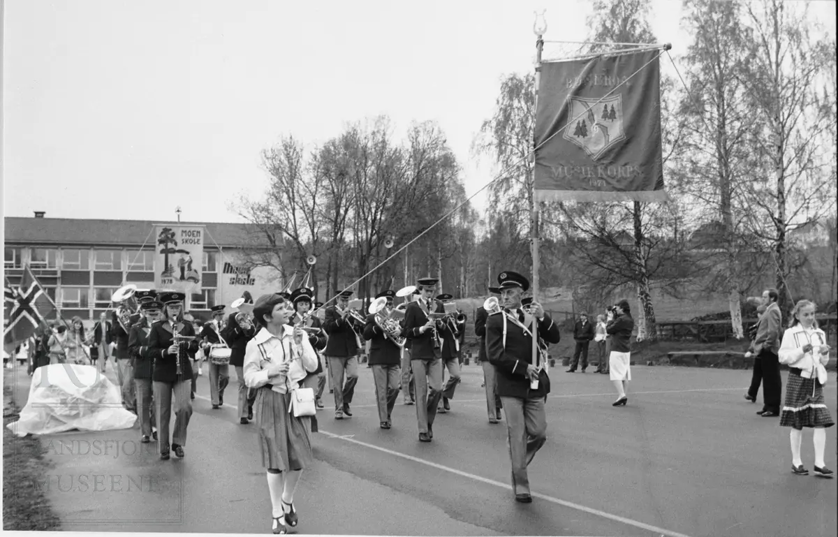 Bjoneroa Musikkorps marsjerer foran Moen skoles 17. mai tog i 1983.