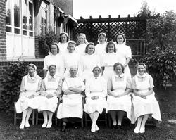 Personalet ved Østfold mødre- og barselhjem i Storgata i Sar