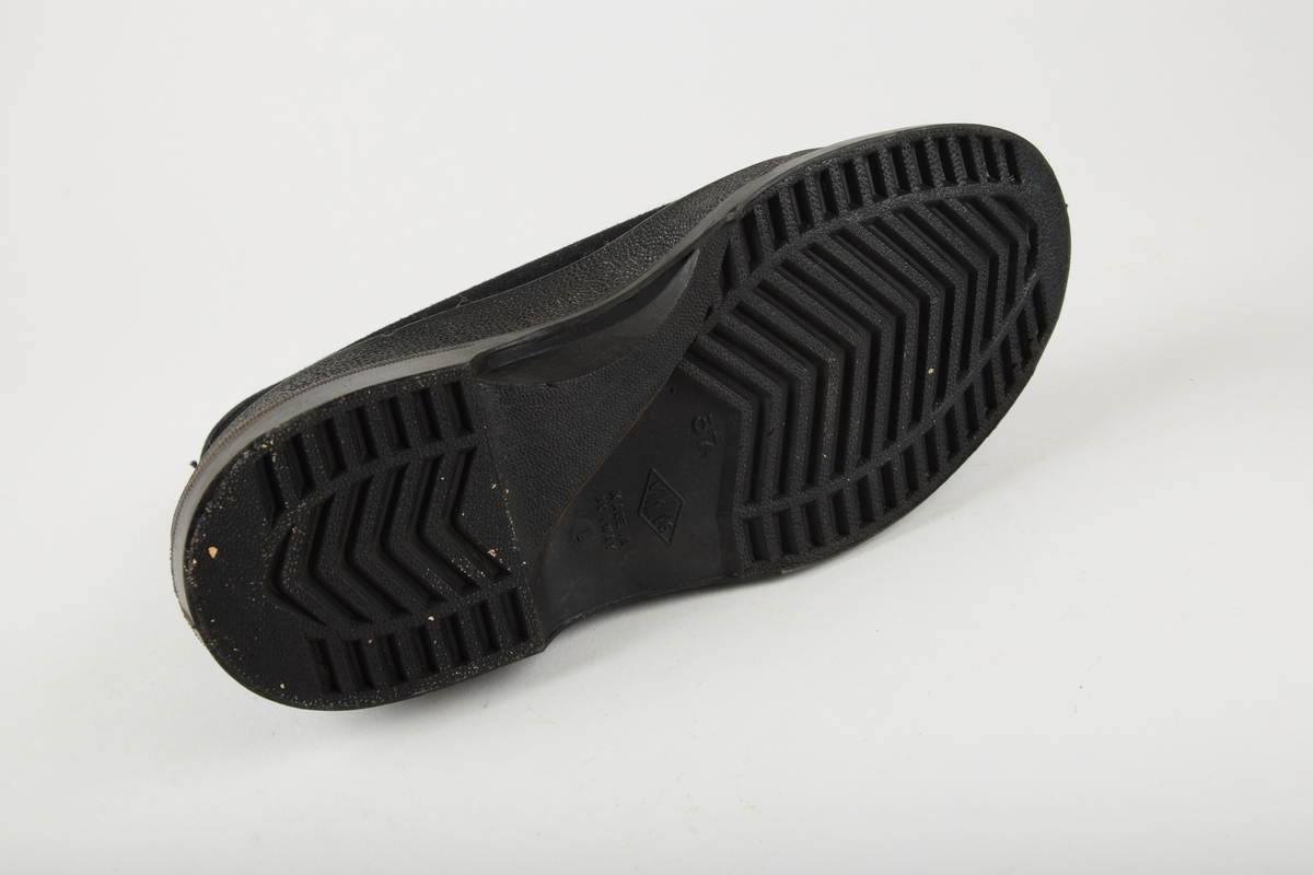 Et par svarte skoletter i original eske. Størrelse 37.

Fôret innvendig. Glidelås i front. En prislapp festet til høyre sko.