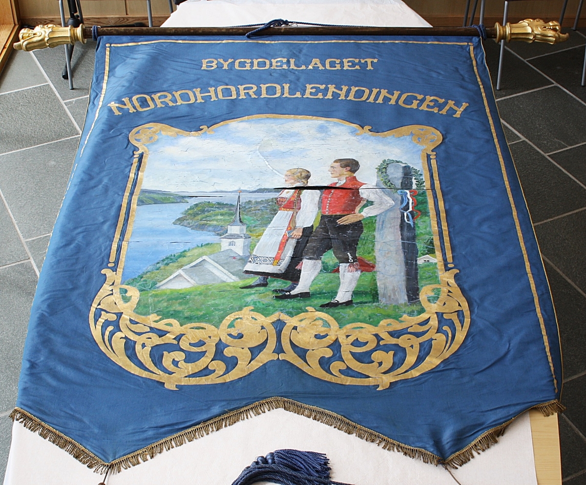 Nordhordlandslandskap med fjord og kyrkje.