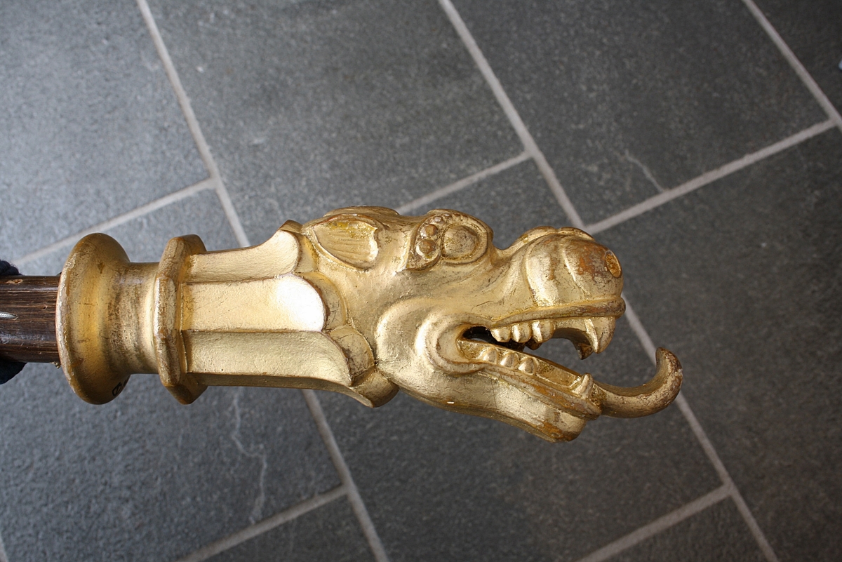 Nordhordlandslandskap med fjord og kyrkje.