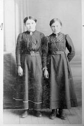 Studioportrett av to unge kvinner.