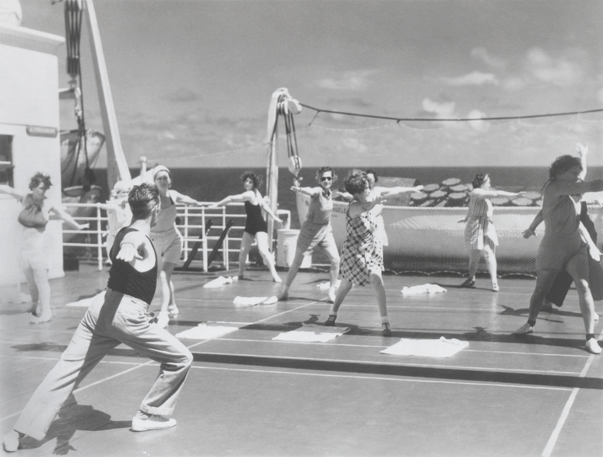 Passagerare utövar gymnastik under kryssning i Söderhavet 1932 ombord på passagerarfartyget CITY OF LOS ANGELES.