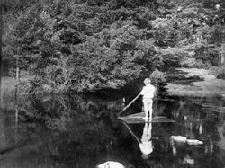 Christoffer Lorentz Holm (f. 1892) på flåten på dammen bak h