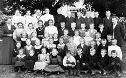 Sanne og Solli bruksskole i Tune 1911-12.
Til venstre læreri