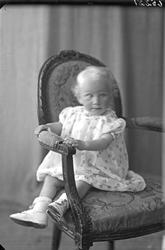 Portrett. Familie. Liten pike. Bestillt av Johan Hauge. Åkra