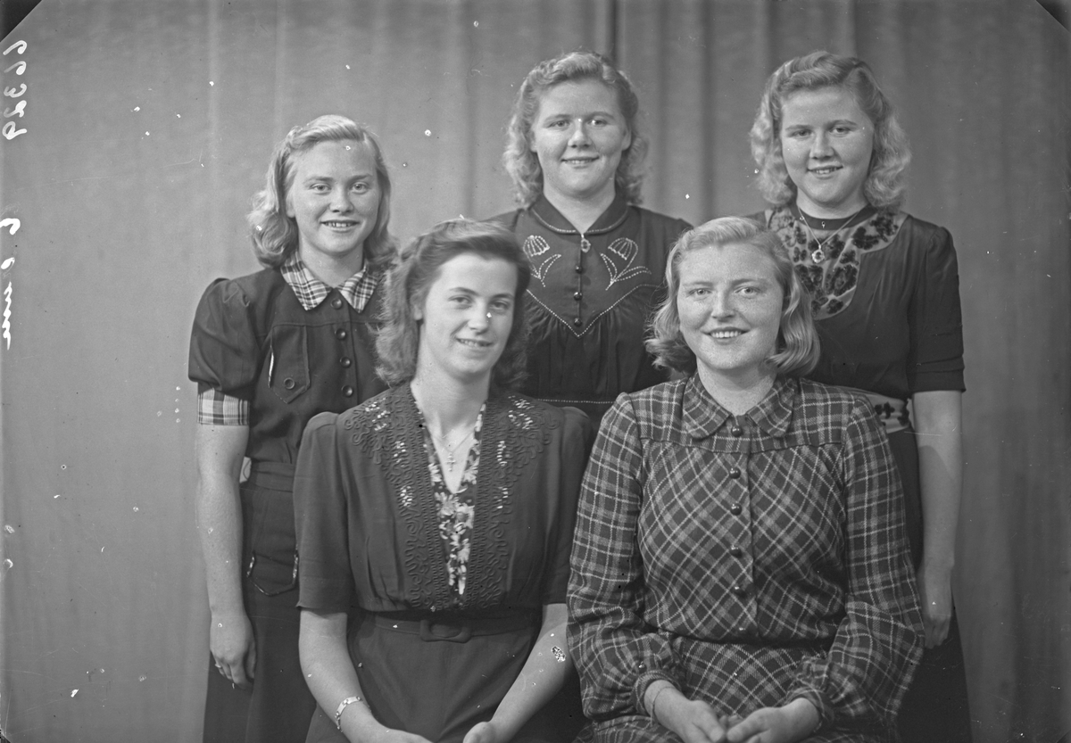 Gruppebilde. Gruppe på 5 unge kvinner. Bestilt av Solveig Stene. Skillebekgt. 37e