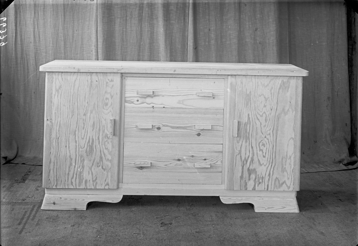 Møbel. 5 forskjellige skap. Kopi. Bestilt av Snekker Thorsen. Sakkestad.