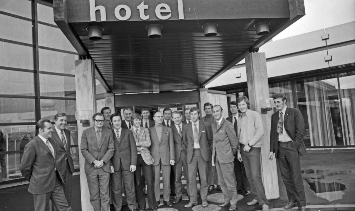 Mange smilende personer foran inngangspartiet på Park Hotel - tidligere Touring Motor Hotell. Kjøkkensjefen viser fram dessertutvalget. Kjøkkensjefen serverer middag for fornøyde gjester.