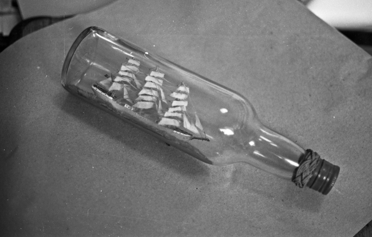 Flaske-skute.  3 masters seilskip bygget i en flaske.