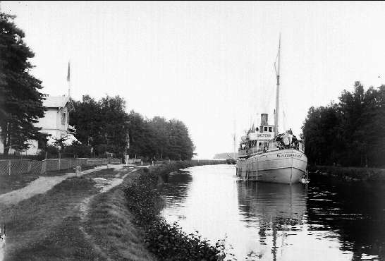 Parti från Rödesund. Passagerarbåten Baltzar von Platen passerar i Göta kanal. Foto: Axel Sjöberg. Glasneg. finns.