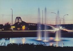 Fredtikstadbrua, høybrua over Glomma tatt fra fontenen på Øs