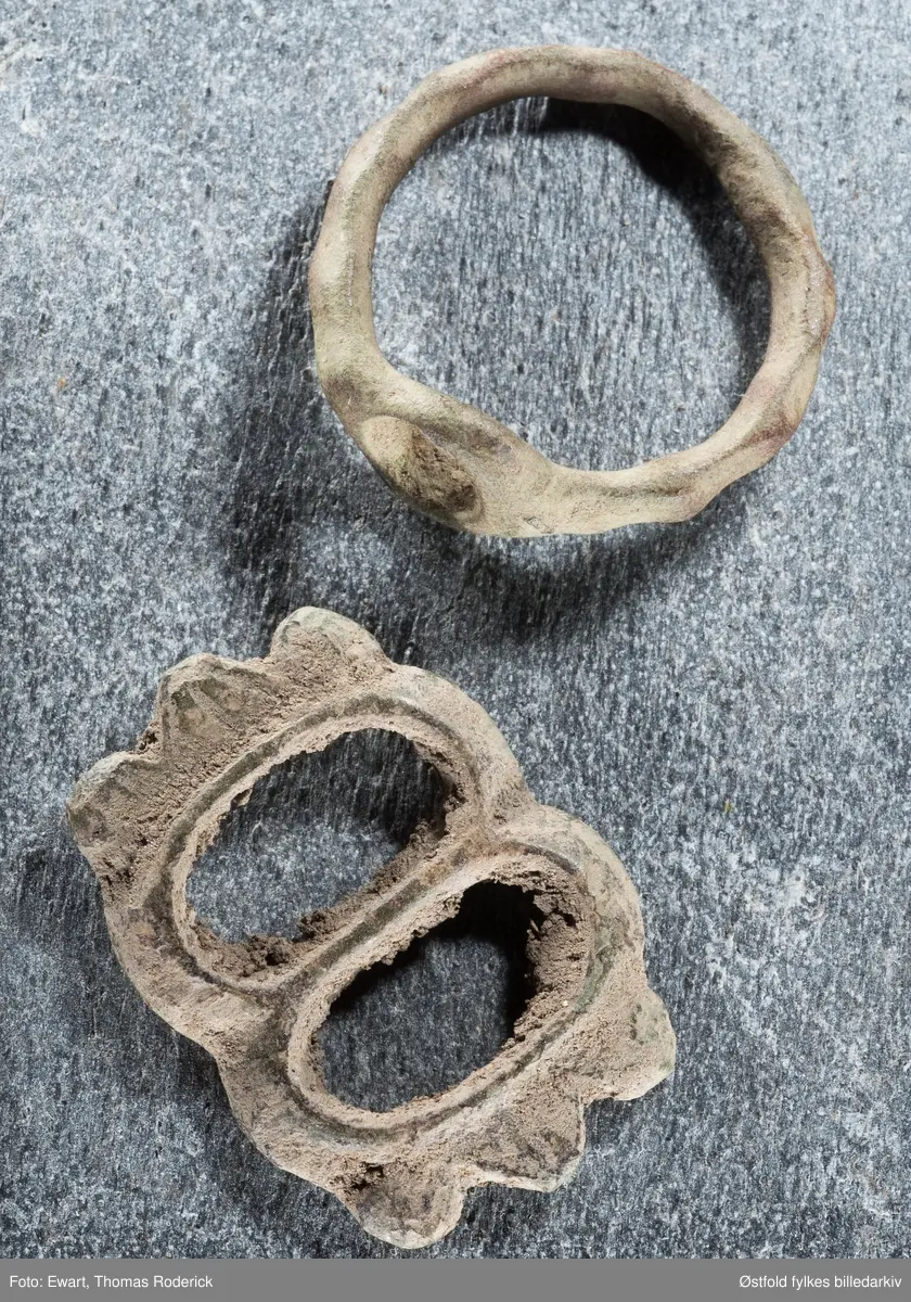 Arkeologisk materiale fra Råde i Østfold, ring og beltespenne.
Spennen og ringen, de tre nederste bildene, er funnet sammen på Huseby i Råde.
 
Tesala kirke – kirken som forsvant
 
Vi vet at det sto en kirke på storgården Huseby i middelalderen, den ble kalt Tesal eller Tesala etter det gamle navnet på gården. Vi vet ikke når den ble bygd eller nøyaktig hvor, for kirken ble nedlagt og revet på slutten av 1500-tallet.
Trolig ble Tesala sognekirke bygd i stein på 1100-tallet, 330-400 meter vest for her du står nå. Vi hører første gang om den i en opptegnelse fra 1381. Noen år senere skrev biskop Eystein i sin jordebok at kirken eide en prestegård. På 1400-tallet ble den kapell under Råde kirke. I beretningen til biskop Jens Nilssøn fra slutten av 1500-tallet står det om Tesal kapell: «… der udi vor icke giortt tieniste udi lang tid.» (Der har det ikke vært gudstjeneste på lang tid.) Sten fra den nedrevne kirken ble brukt til reparasjon av Råde kirke etter brannen på 1500-tallet. Nå er det bare minnet igjen av Tesala kirke.