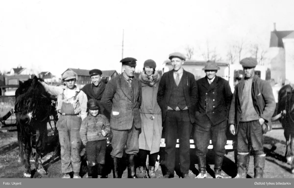 Sarpsborg Meieri henter melk fra melkekjørere fra Varteig kirke i 1929. Fra v.: Erling Lunde, Gunnar Brenne, Hans Bergerud, Balter Baltersen, Inga Skofteby, Anders Sælid, Julius Lilleng og Georg T. Bøe.
