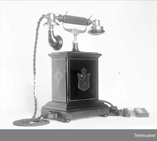 Telefon, magneto bordapparat i tre og stål, klokke 400 ohm, høy gaffel og ny mtlf.. 8.3.13. Elektrisk Bureau.
