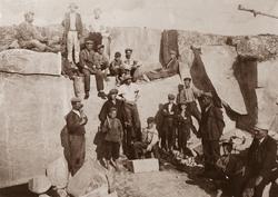 Buktefjellet, Ørekroken, Kirkøya - stenhuggere.  Bildet er t