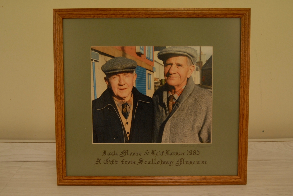 Dobbeltportrett av to eldre menn med sixpence, rutete skjorter og slips.