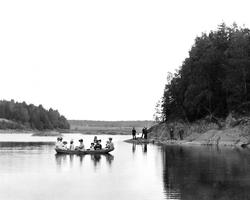 Søndagstur med eike på Vestvannet i Tune ca. 1910. 
Ved Skin