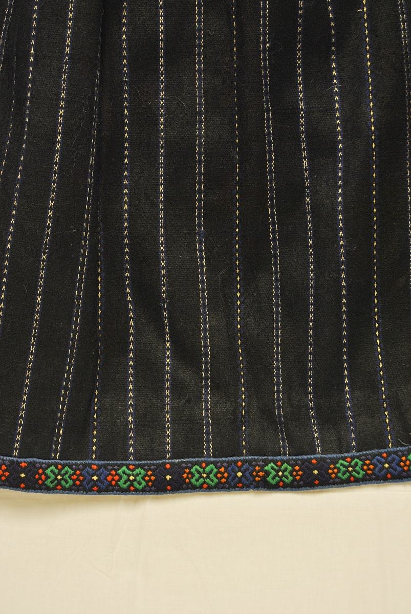 vevdes striper på langs, kantbånd har blomstermotiv