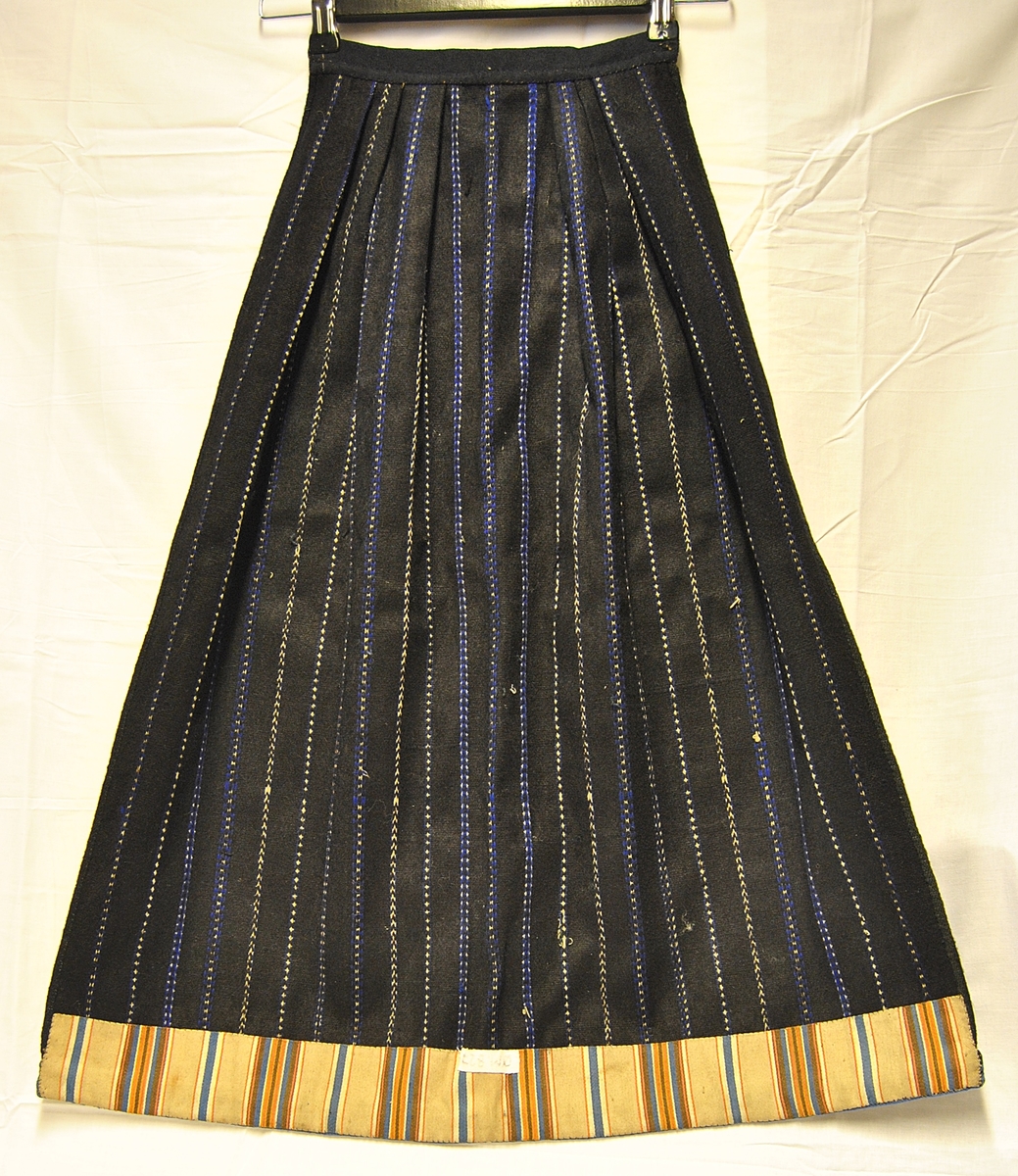 vevdes striper på langs, kantbånd har blomstermotiv