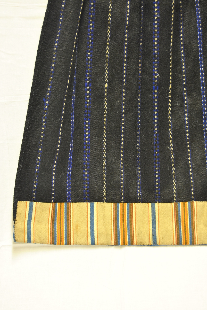 vevdes striper på langs, kantbånd har blomstermotiv