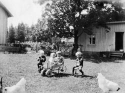 Barn i lek, Taraldrud i Skiptvet 1926. Fire gutter leker på 