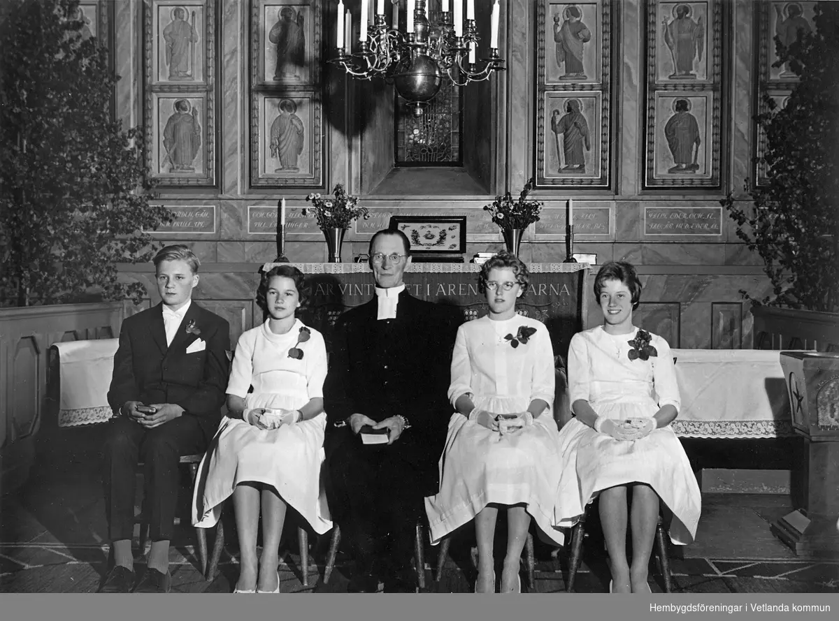 Konfirmation 1958.
Från vänster: Kjell Samuelsson, Eva Johansson, kyrkoherde Gustav Nilsson, Laila Wannerö och Monica Oliw.