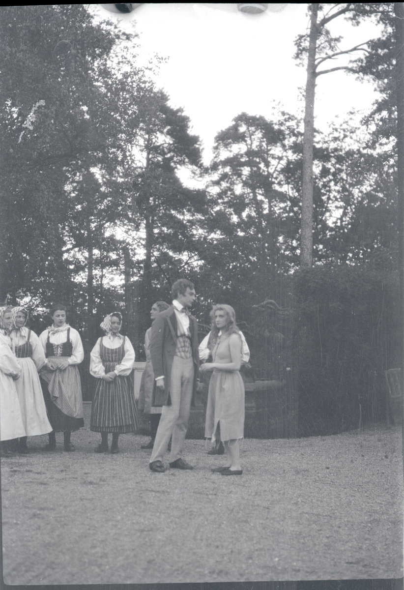 Framförande på Skansen 1929 av dramatiserad version av Selma Lagerlöfs "En herrgårdssägen" i regi av Einar Fröberg. Till v sannolikt Gösta Ekman den äldre.