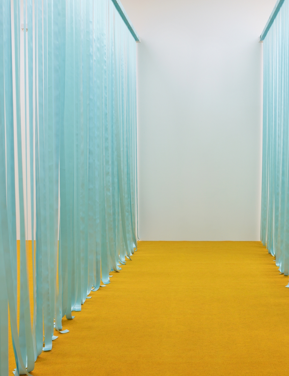 You in between [Installasjon]