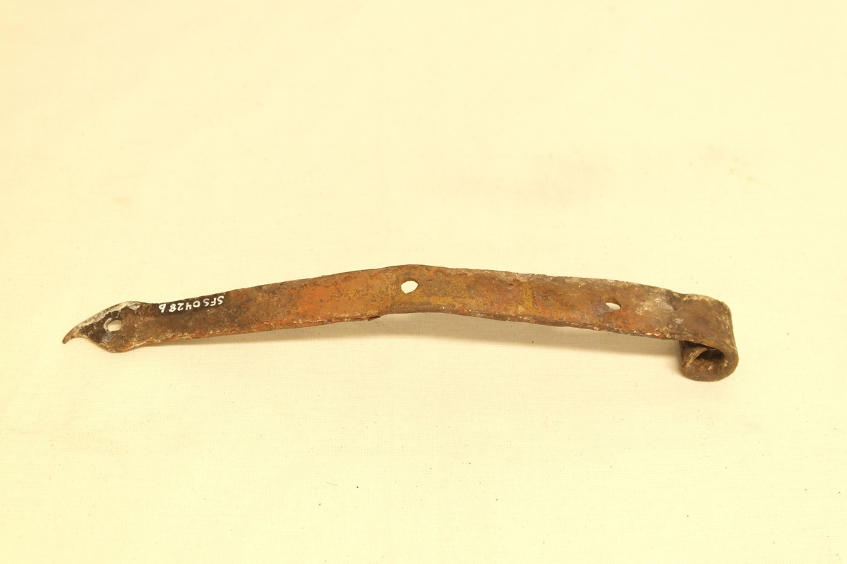 Fem kistehengsler (a-e) i smidd jern.