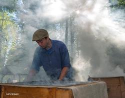 Varmrøyking av fisk i Norsk Skogmuseums friluftsamling på Pr