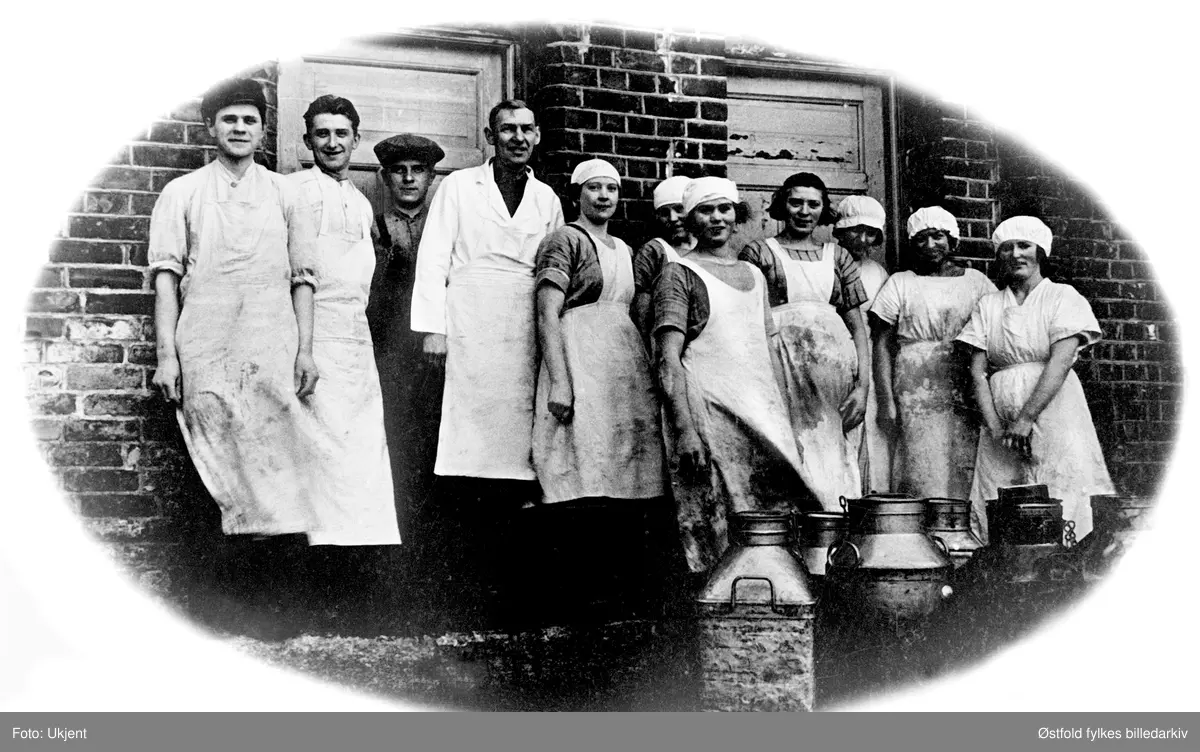 Personalet ved Skjønhaug Meieri i Trøgstad ca. 1920 (?) Nummer fire fra venstre er bestyrer Monsen.